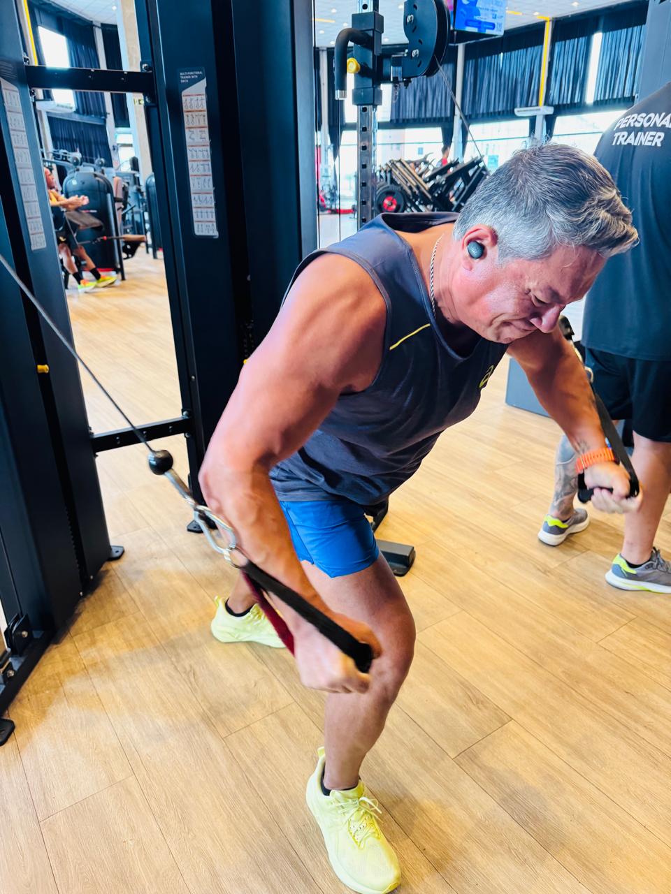 Rodrigo Melendez depois, treinando com elásticos na academia